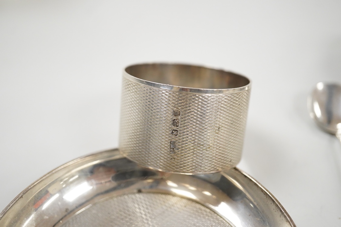 A collection of small silver including a small Edwardian sugar bowl, William Devenport, Birmingham, 1907, diameter 92mm(a.f.), a small shallow dish, a mounted glass bowl, a small quantity of silver and other white metal